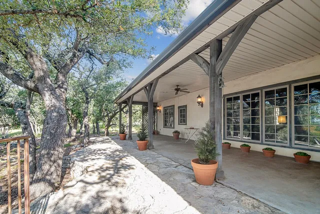a view of a house with backyard