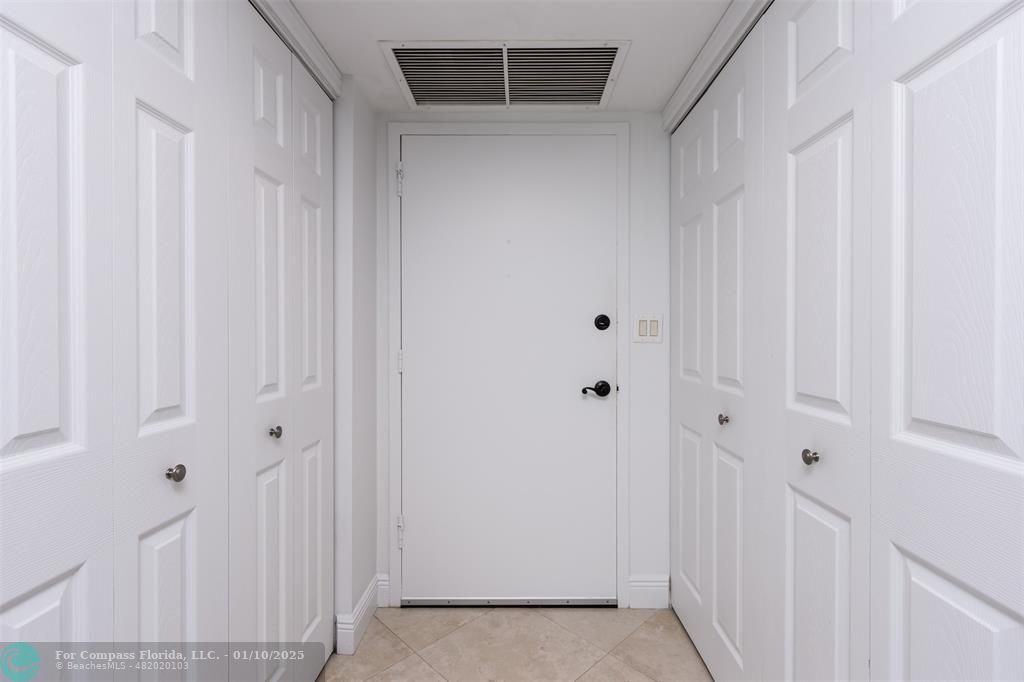 2500 Northeast 48th Lane, Unit 609 Fort Lauderdale, FL 33308 - Photo 12 of 36 Foyer