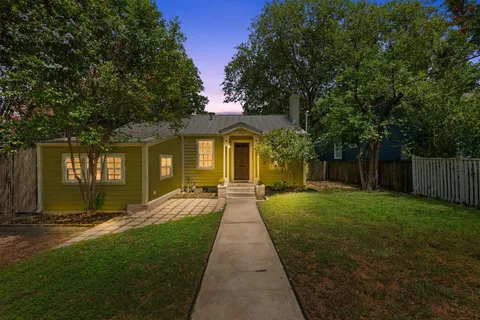a view of a house with backyard and garden