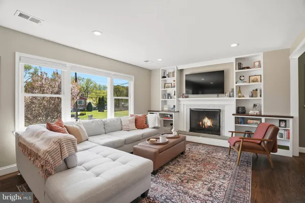 $689,000 | 810 Venice Drive, Silver Spring, MD 20904