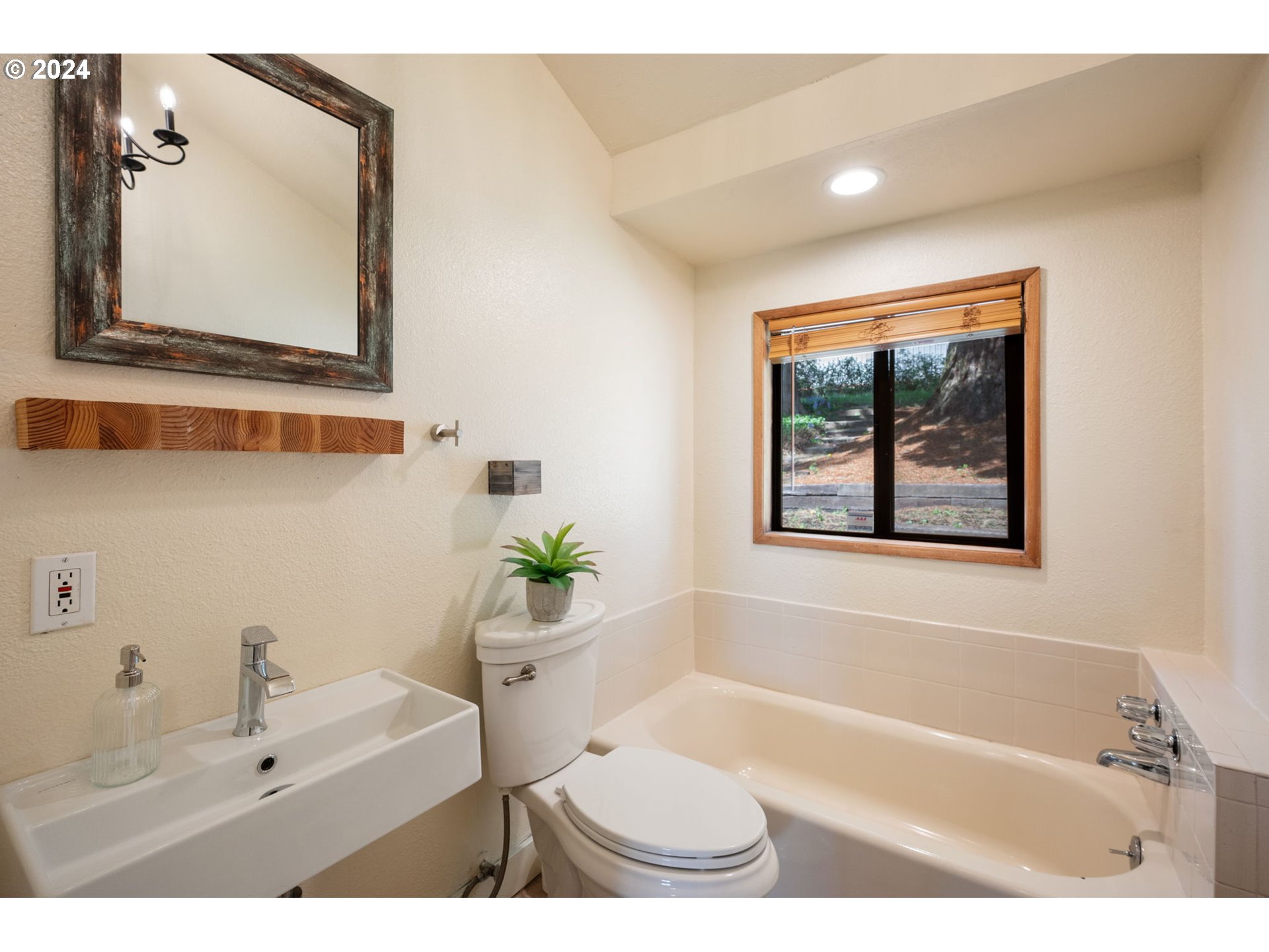 8511 Southeast Barbara Welch Road Portland, OR 97236 - Photo 20 of 30 a bathroom with a sink and a bathtub