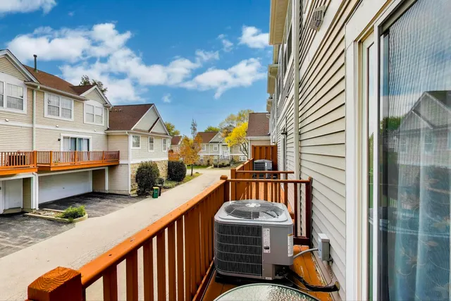 $389,900 | 1612 Fox Run Drive, Arlington Heights, IL 60004