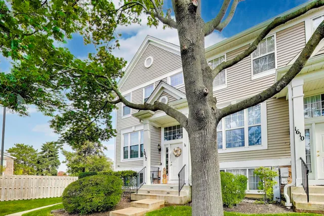 $389,900 | 1612 Fox Run Drive, Arlington Heights, IL 60004