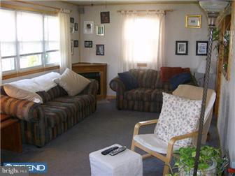 451 Colonial Road Bellmawr, NJ 08031 - Photo 2 of 10 Living Room