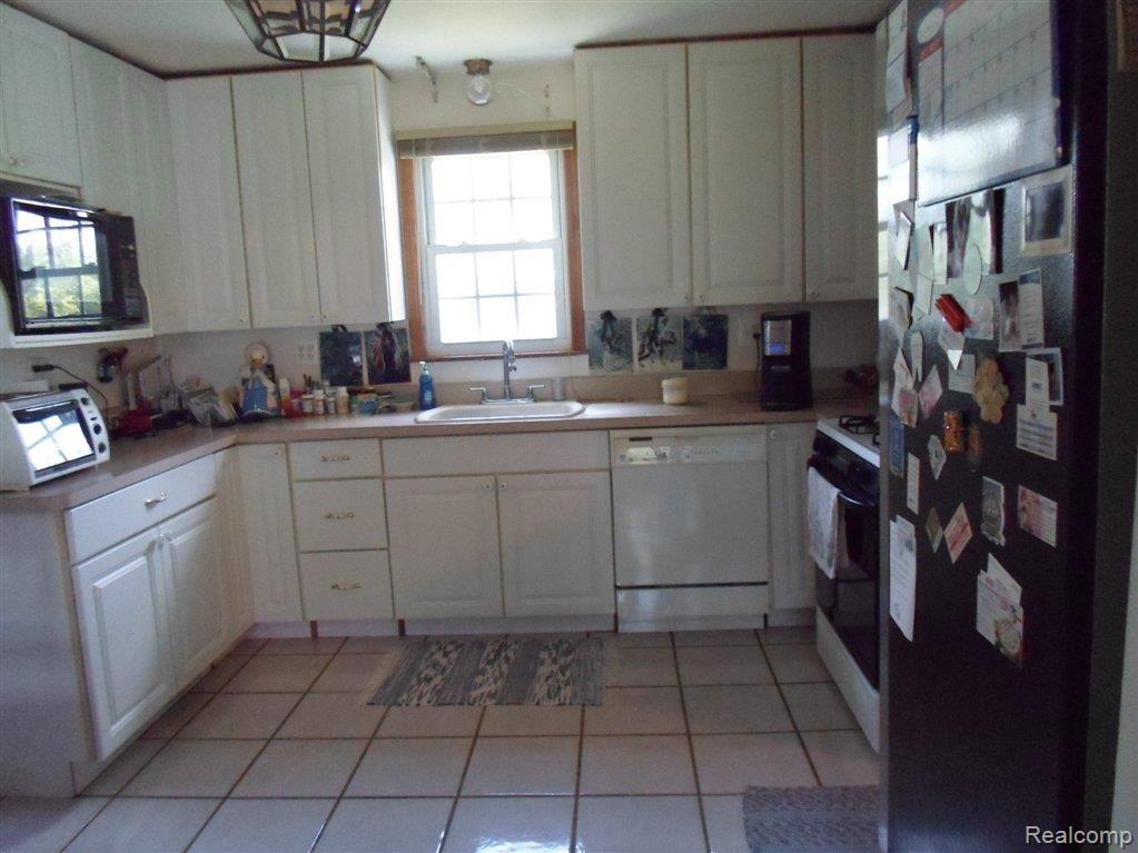 21583 Middlebelt Road New Boston, MI 48164 - Photo 5 of 13 133.JPG