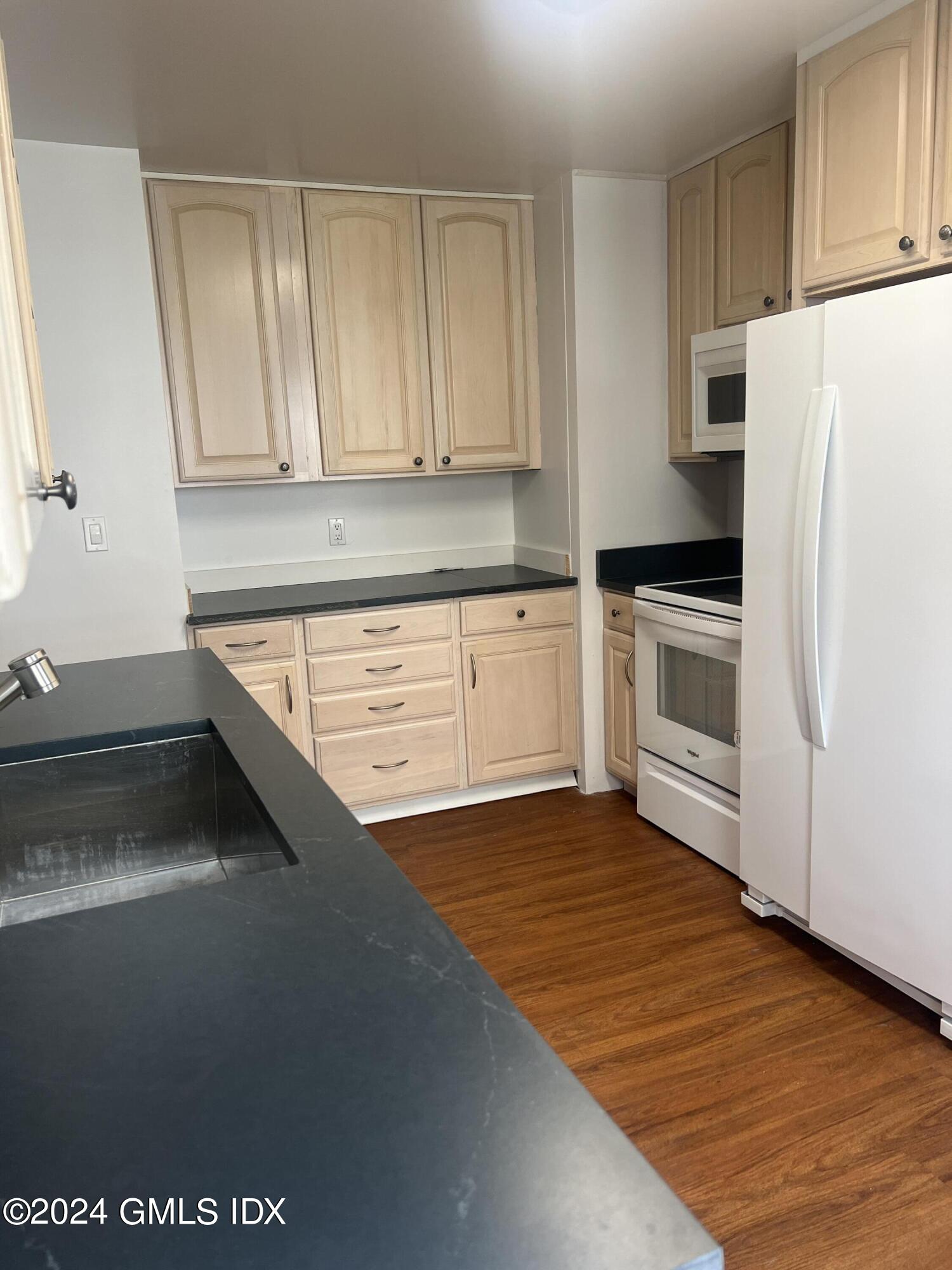 225 Hamilton Avenue, Unit 1 Greenwich, CT 06830 - Photo 6 of 39 Kitchen