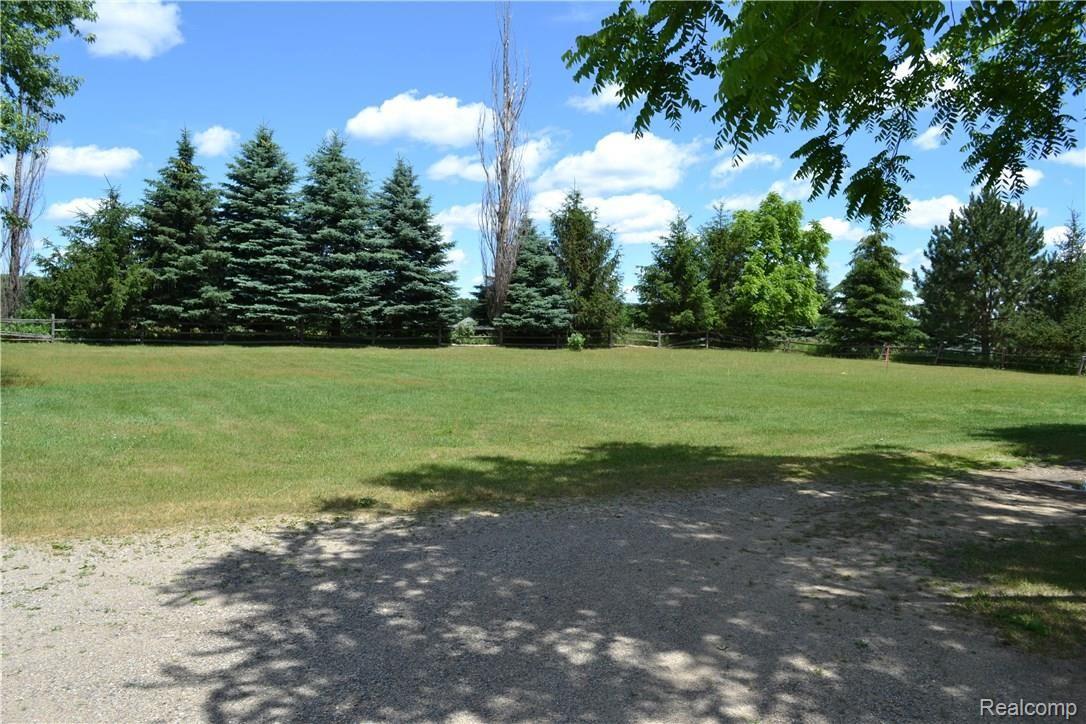 5800 Pingree Road Howell, MI 48843 - Photo 15 of 17 DSC_0034.JPG