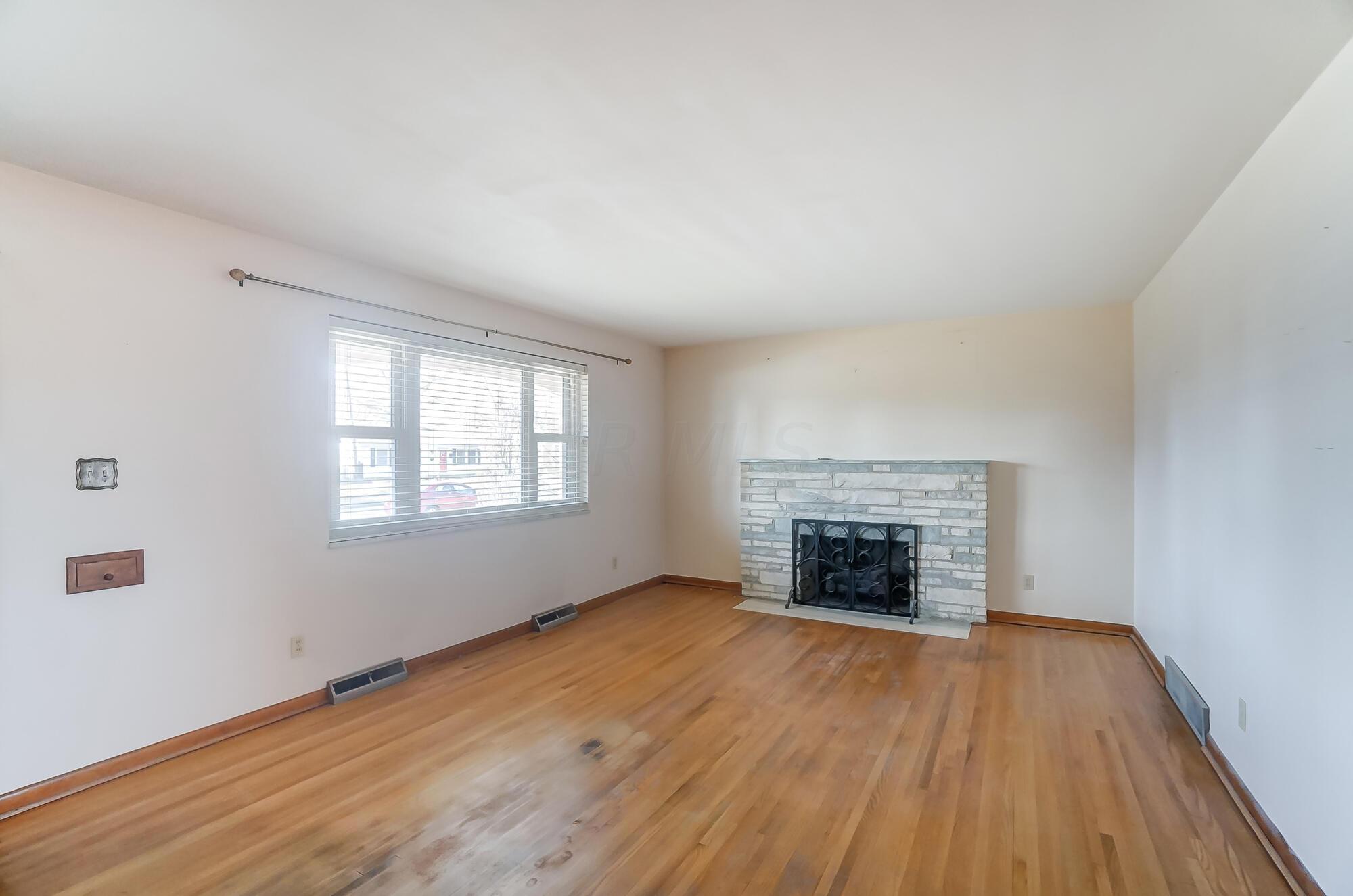 290 Topsfield Road Columbus, OH 43228 - Photo 5 of 45 Living Room