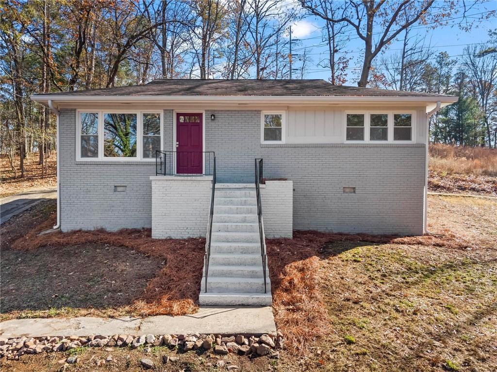a view of a house with a yard