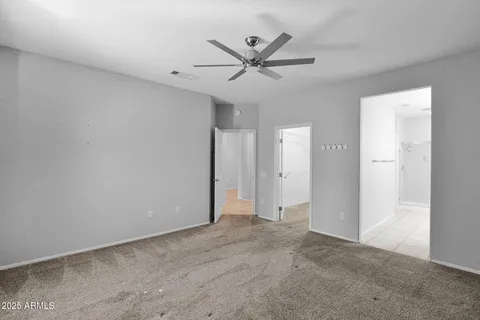 a view of a big room with a ceiling fan and a ceiling fan