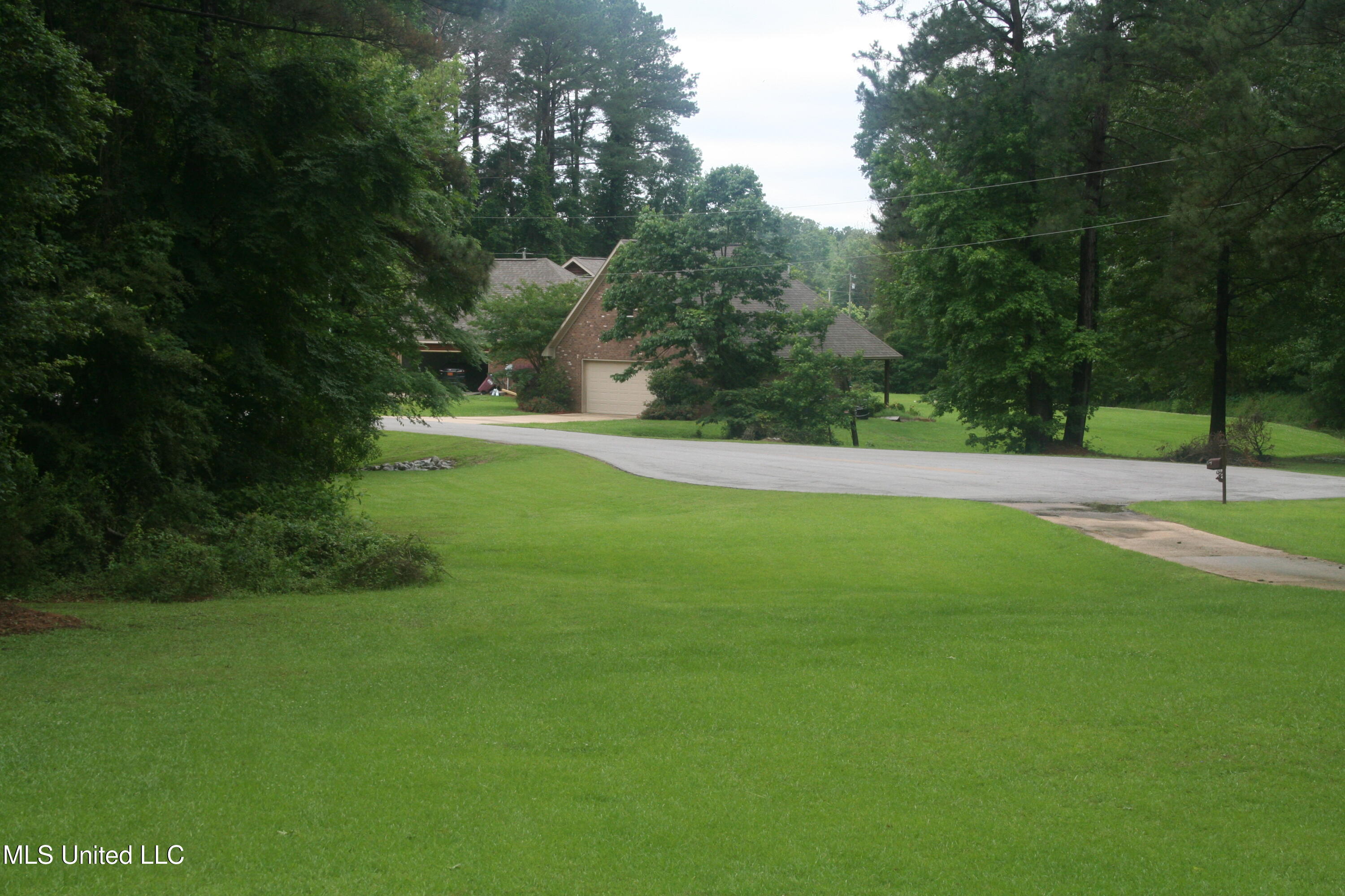 304 Whitetail Court Florence, MS 39073 - Photo 2 of 17 IMG_2307