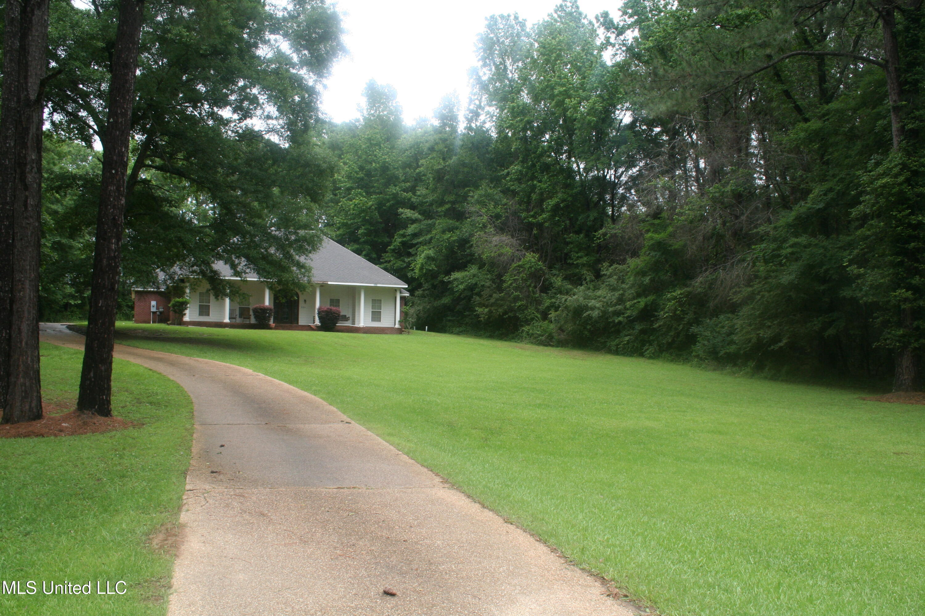 304 Whitetail Court Florence, MS 39073 - Photo 3 of 18 IMG_2293