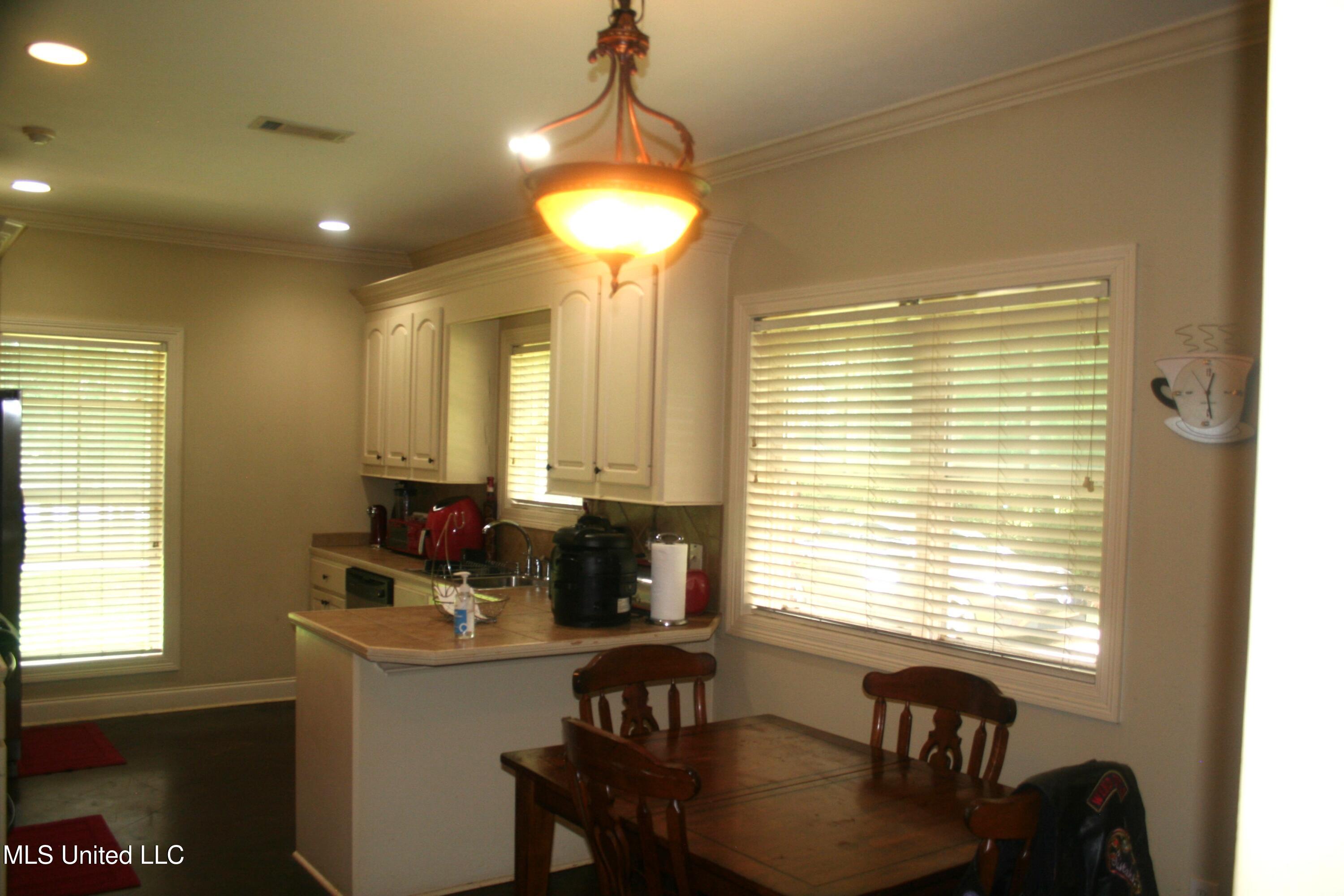 304 Whitetail Court Florence, MS 39073 - Photo 10 of 17 IMG_2360