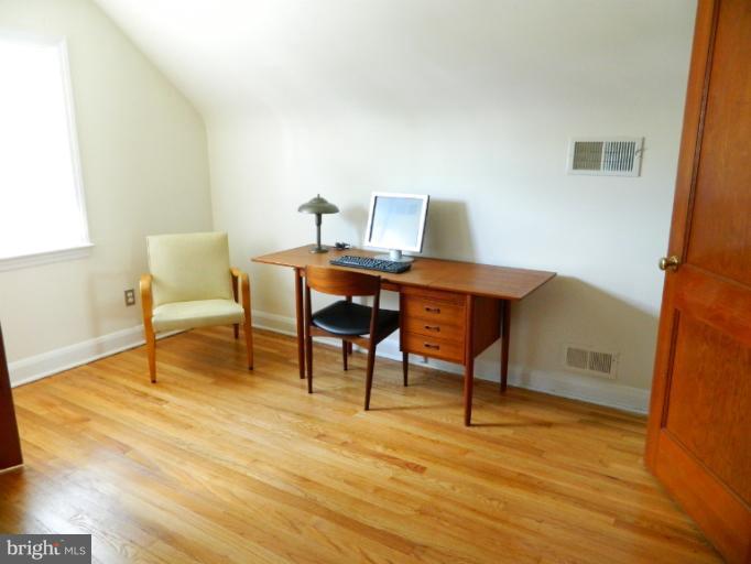 729 Charing Cross Road Baltimore, MD 21229 - Photo 21 of 26 a workspace with furniture and wooden floor