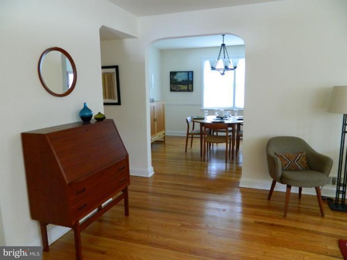 729 Charing Cross Road Baltimore, MD 21229 - Photo 23 of 26 a living room with furniture and a window