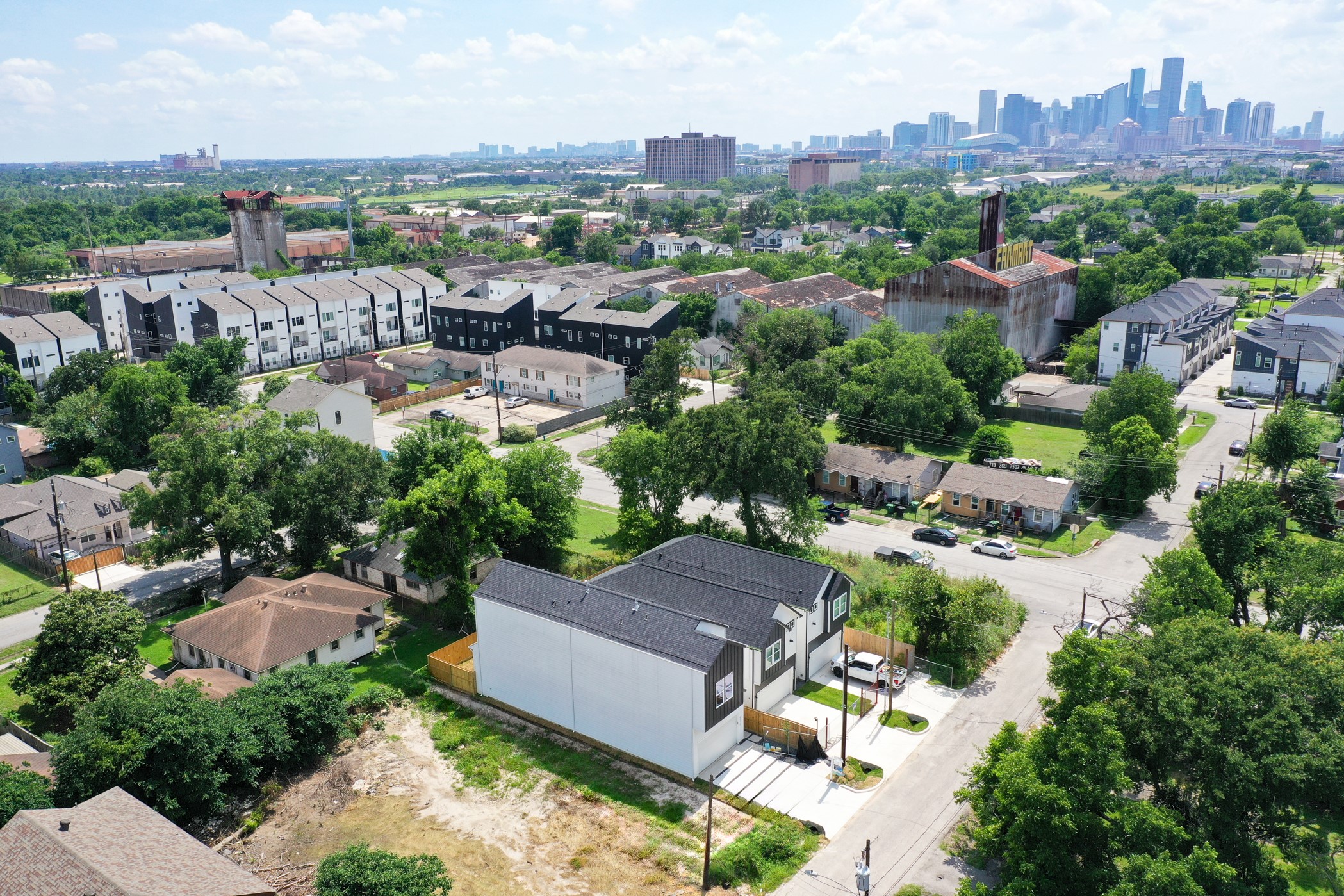 4710 Gunter Street Houston, TX 77020 - Photo 30 of 32 an aerial view of a city