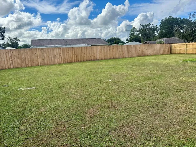 a view of a backyard