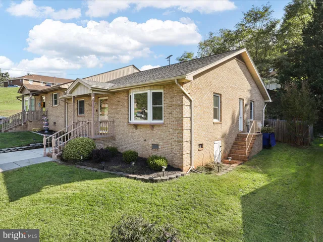 a view of a house with backyard and garden