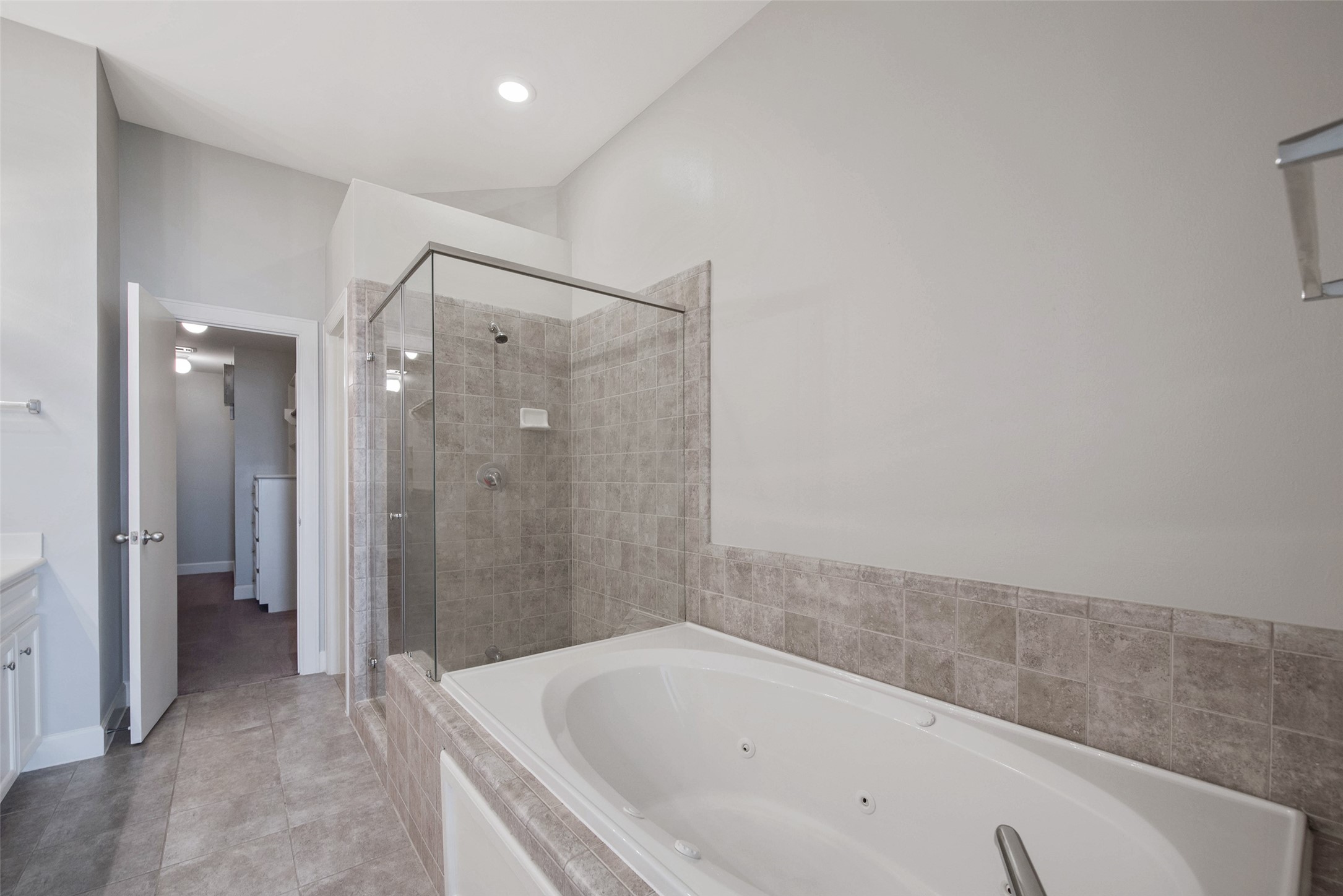 7650 Springhill Street, Unit 603 Houston, TX 77021 - Photo 16 of 26 a bathroom with a bathtub and a shower