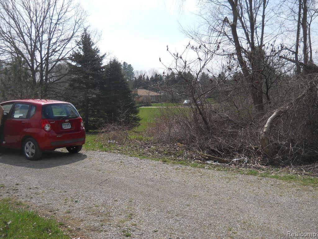 3321 Bishop Road Dryden, MI 48428 - Photo 5 of 27 Driveway, view of south neighbor.