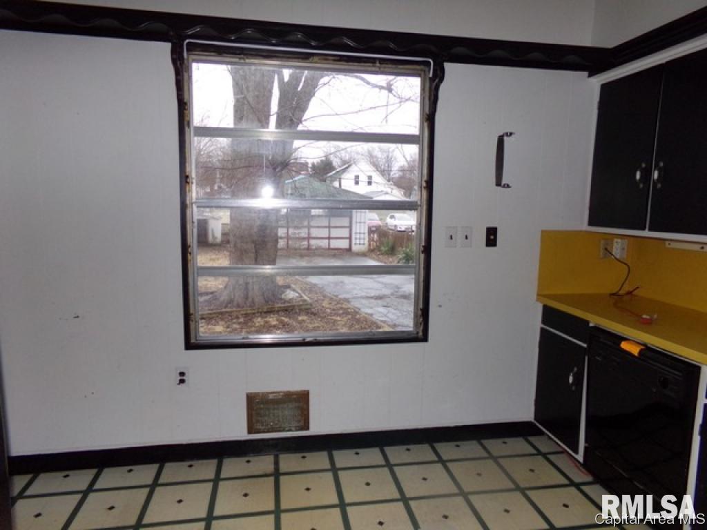 1325 West Decatur Street Decatur, IL 62522 - Photo 10 of 20