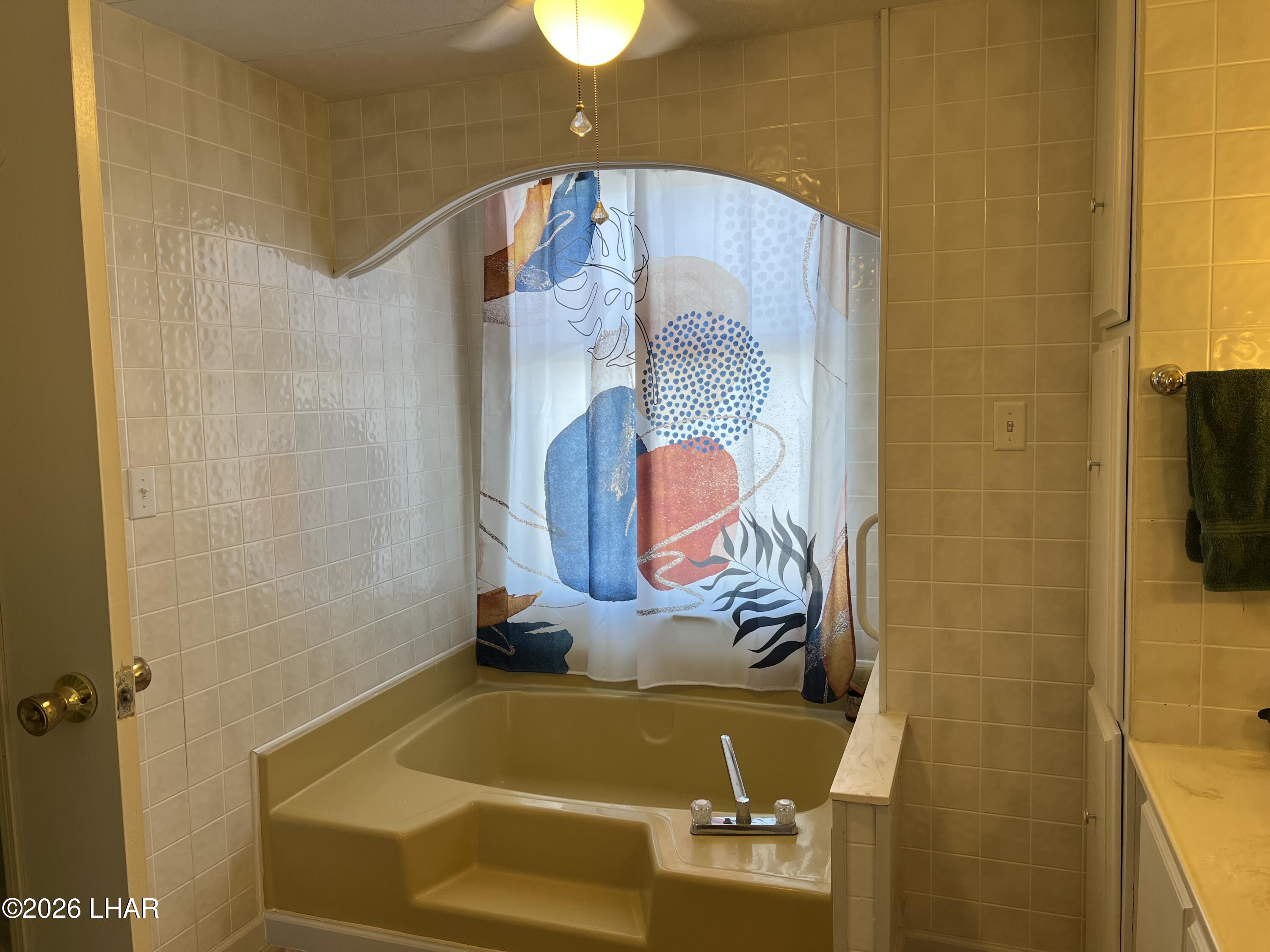 776 Granada Drive Quartzsite, AZ 85346 - Photo 24 of 39 Primary Bathroom soaking tub