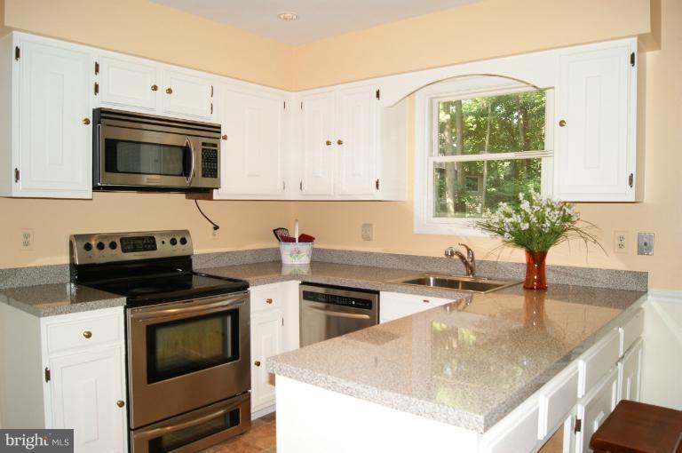 7612 Modisto Lane Springfield, VA 22153 - Photo 11 of 30 Kitchen
