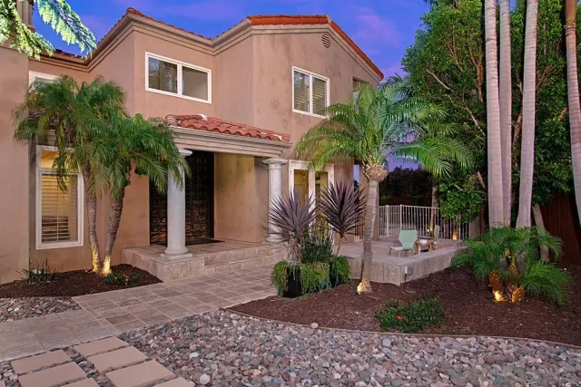 a couple of benches sitting in a backyard