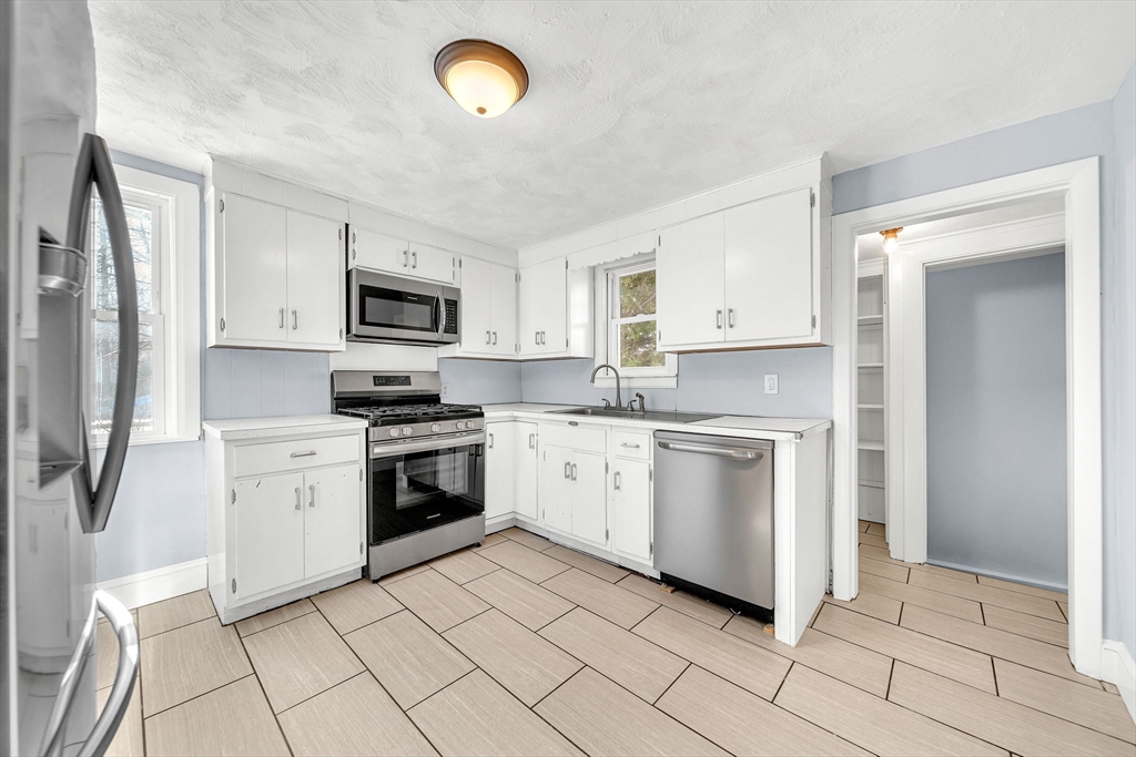 8 Sumner Street Dedham, MA 02026 - Photo 15 of 37