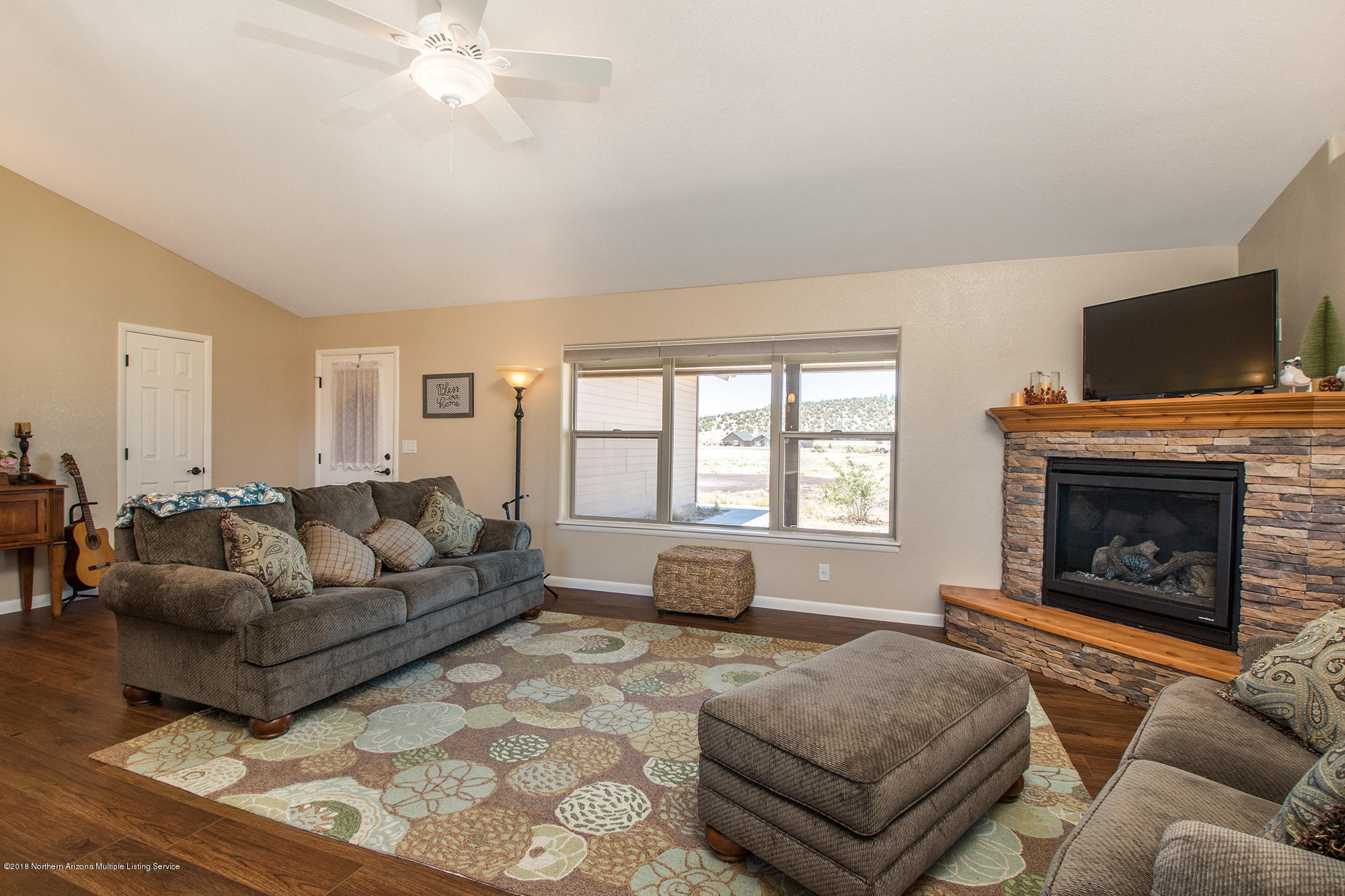 9783 Colfax Road Flagstaff, AZ 86004 - Photo 3 of 24 Living Room1
