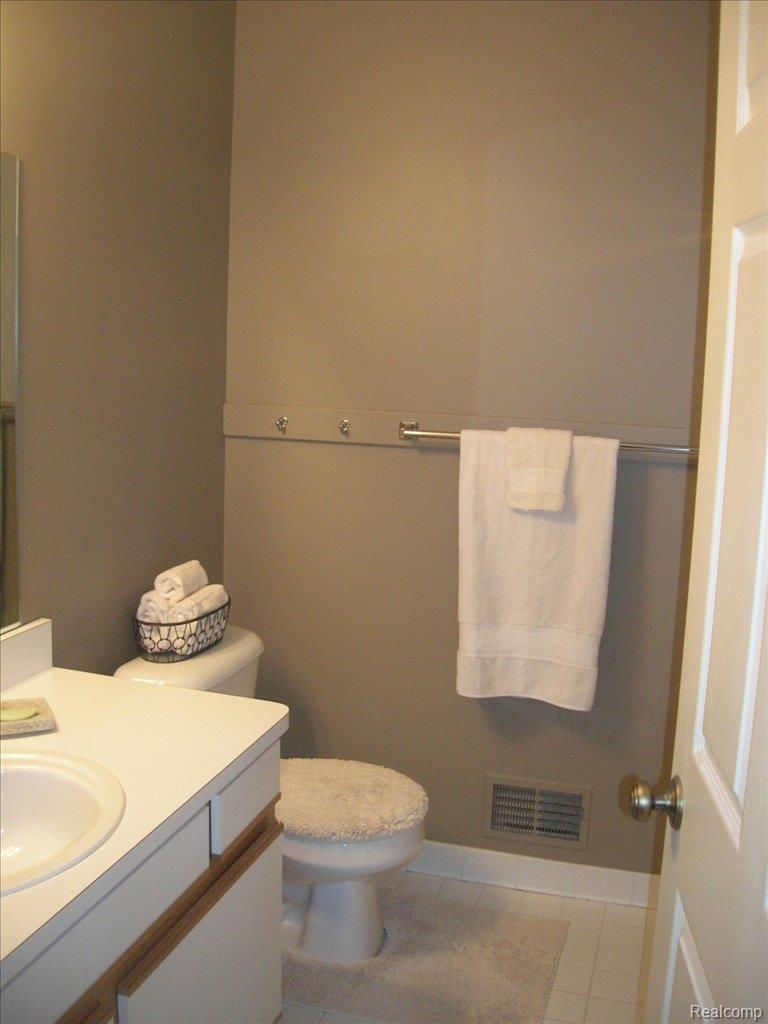 160 Pine Tree Ridge, Unit 4 Waterford, MI 48327 - Photo 7 of 10 MASTER BATH