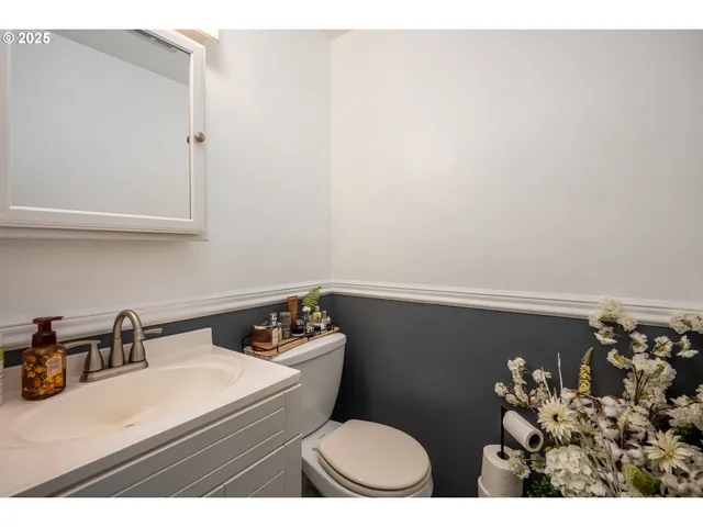 a bathroom with a toilet