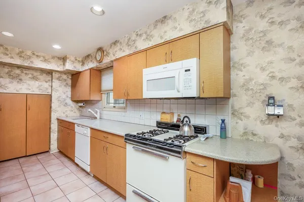 $888,818 | 15 Elaine Place, Plainview, NY 11803