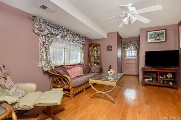 $888,818 | 15 Elaine Place, Plainview, NY 11803