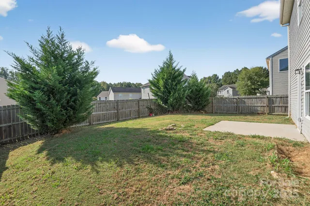 a view of a backyard