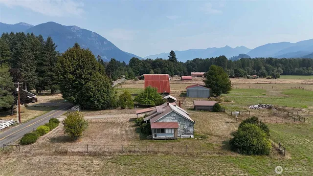 a view of houses with outdoor space and city view