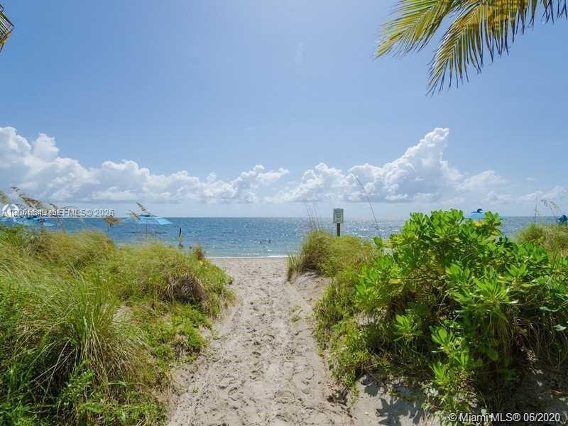 881 Ocean Drive, Unit TH12 Key Biscayne, FL 33149 - Photo 15 of 18 Beach access