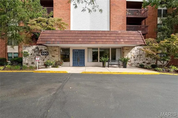 $2,995 | 590 Sarah Lane, Unit 406, St. Louis, MO 63141
