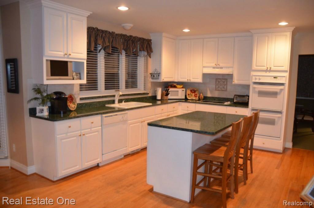2038 Mapleridge Road Rochester, MI 48309 - Photo 7 of 29 SPACIOUS BRIGHT KITCHEN