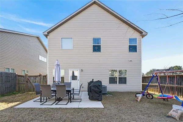 a view of a backyard