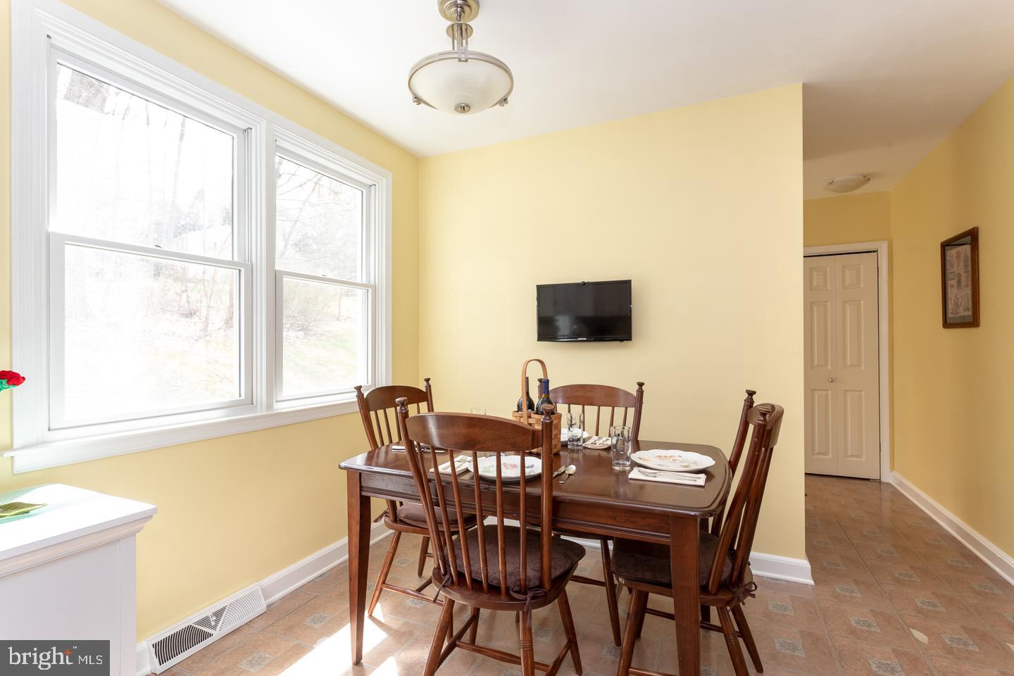 181 Grubb Road Pottstown, PA 19465 - Photo 14 of 38 Kitchen eating area