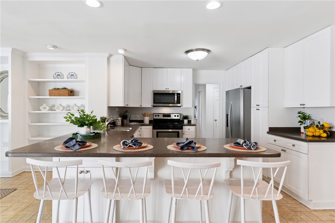 104 Augusta St. Simons Island, GA 31522 - Photo 16 of 63 Breakfast bar