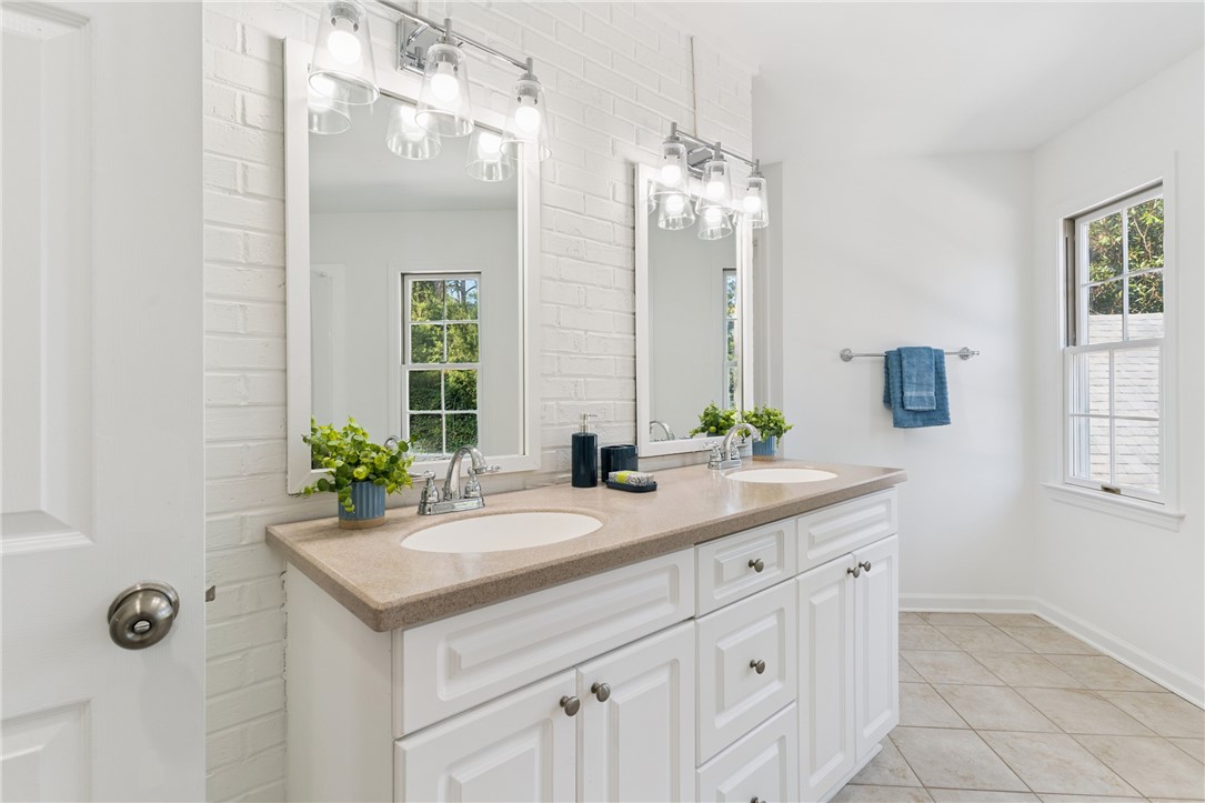 104 Augusta St. Simons Island, GA 31522 - Photo 38 of 63 Upstairs bathroom