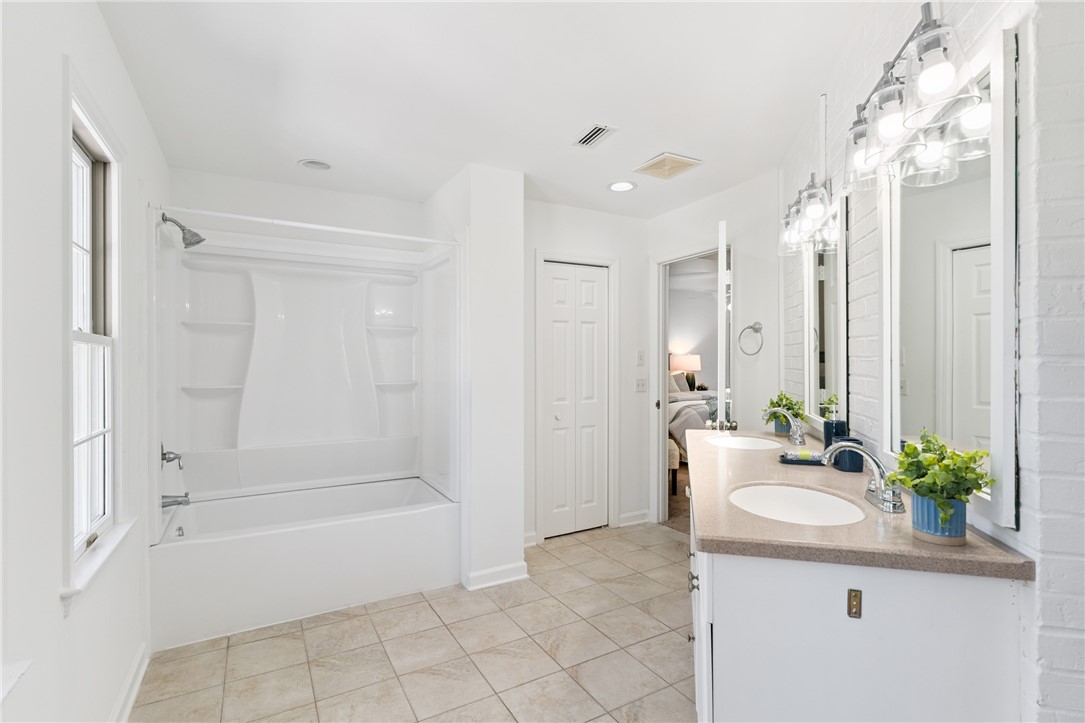 104 Augusta St. Simons Island, GA 31522 - Photo 39 of 63 Upstairs bathroom