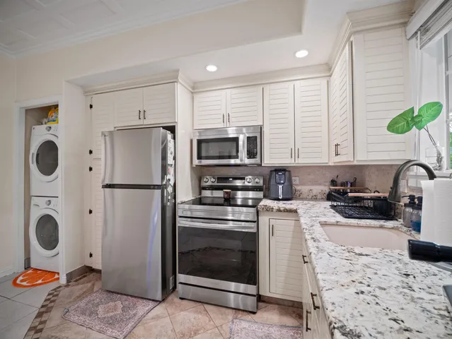 $3,190,000 | 440 Mikioi Place, Kihei, HI 96753