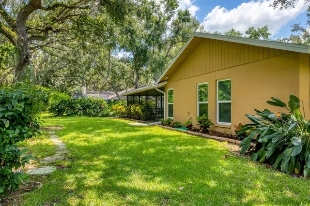 a view of a house with a yard