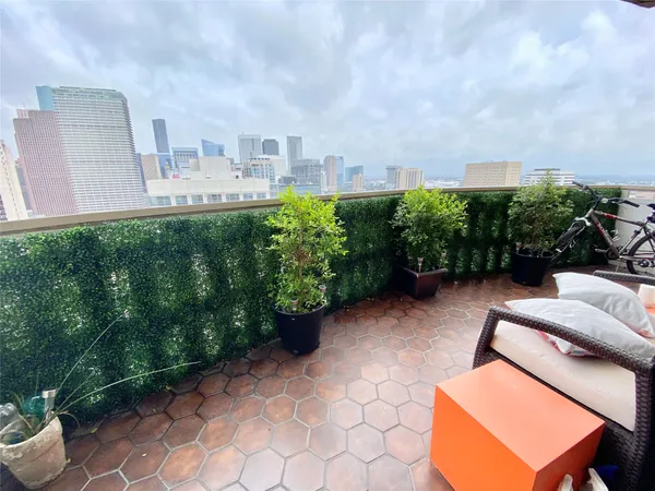 $1,850 | 2016 Main Street, Unit 2105, Houston, TX 77002