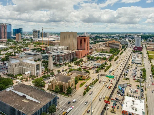 $1,850 | 2016 Main Street, Unit 2105, Houston, TX 77002