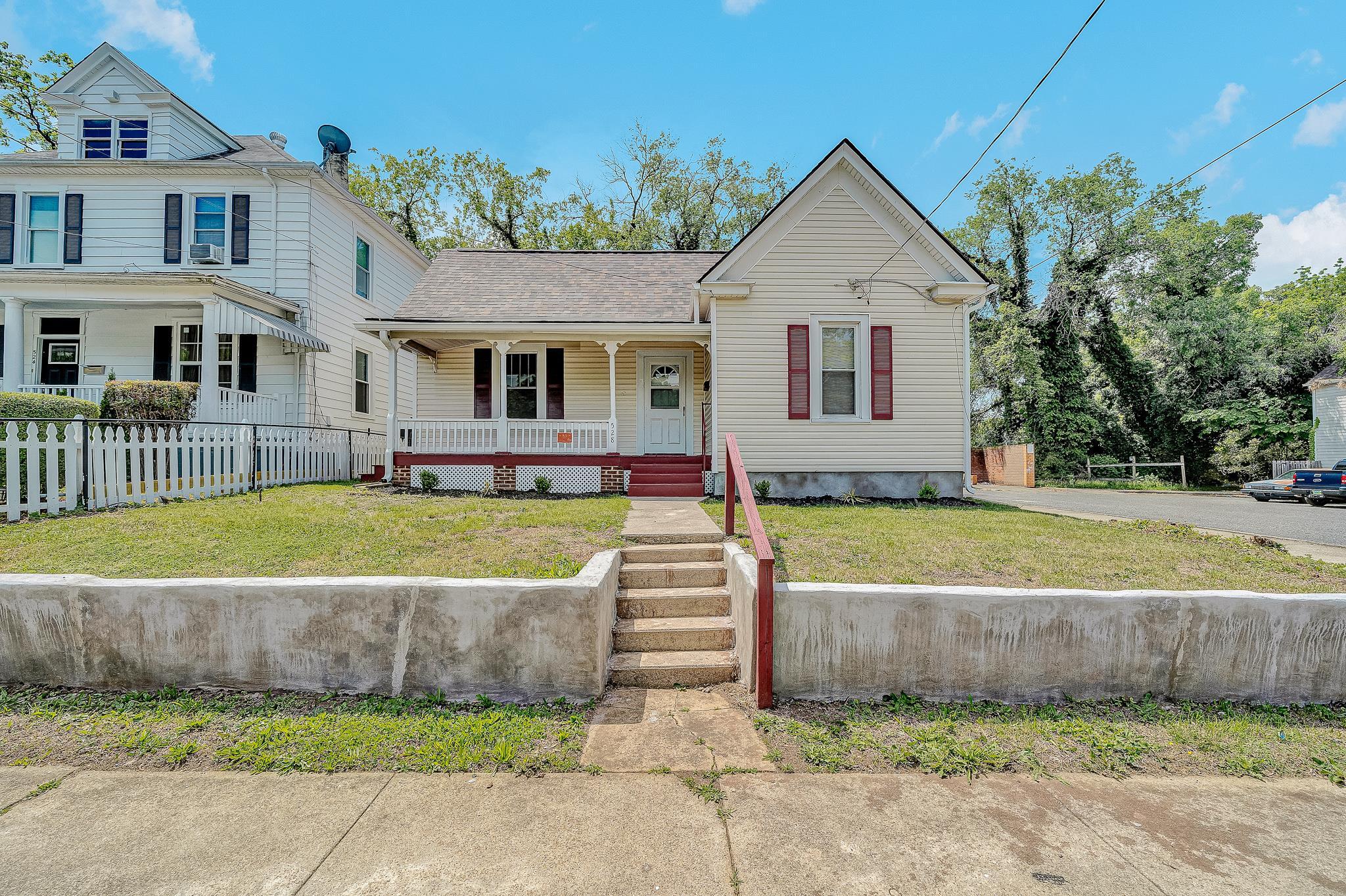 a view of house with a yard