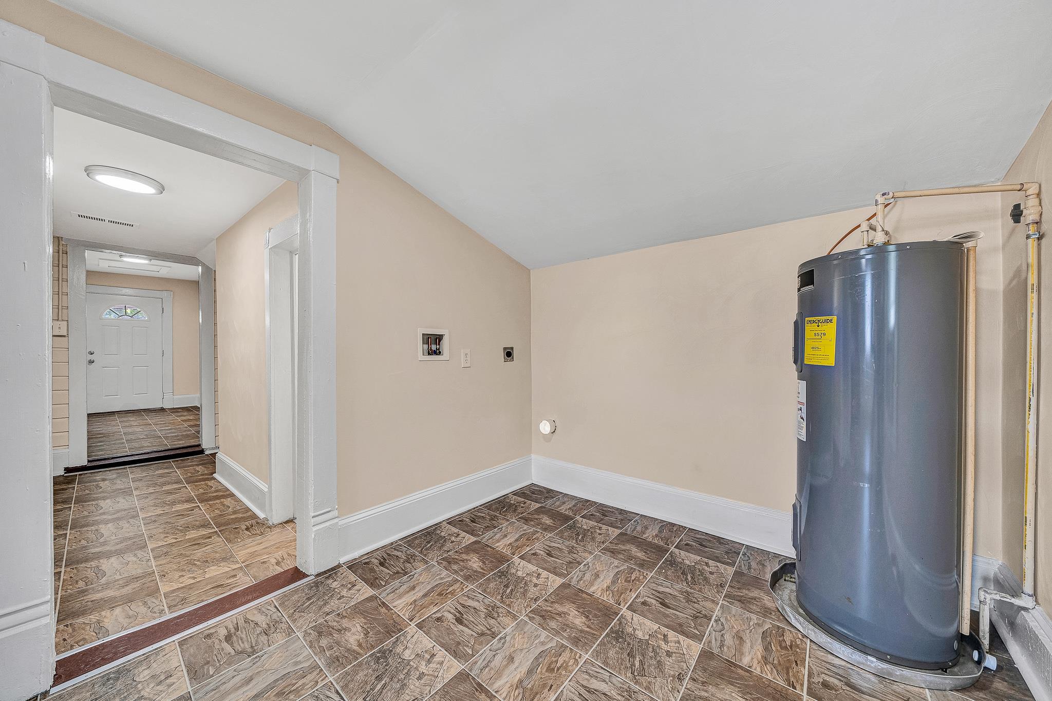528 Rutherford Avenue Northwest Roanoke, VA 24016 - Photo 11 of 13 a view of an empty room